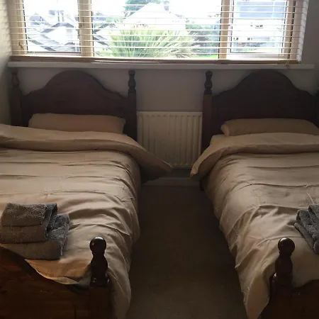 Entire 3 Bedroom House Town Centre Holiday home *