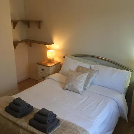 Entire 3 Bedroom House Town Centre Holiday home *